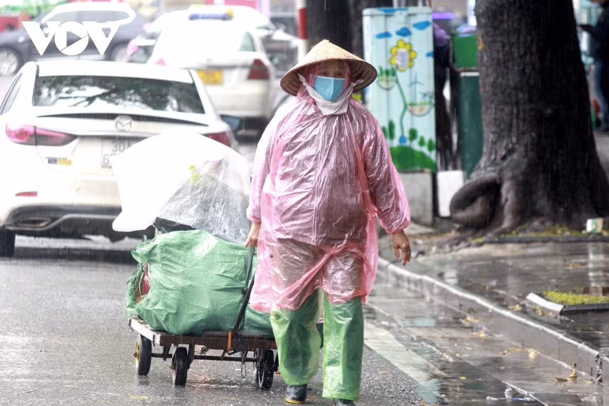 The temperature in Hanoi drops to eight degrees Celsius, the lowest level recorded since the beginning of this year. Local people must therefore put on jackets and raincoats as they head out to face the cold.