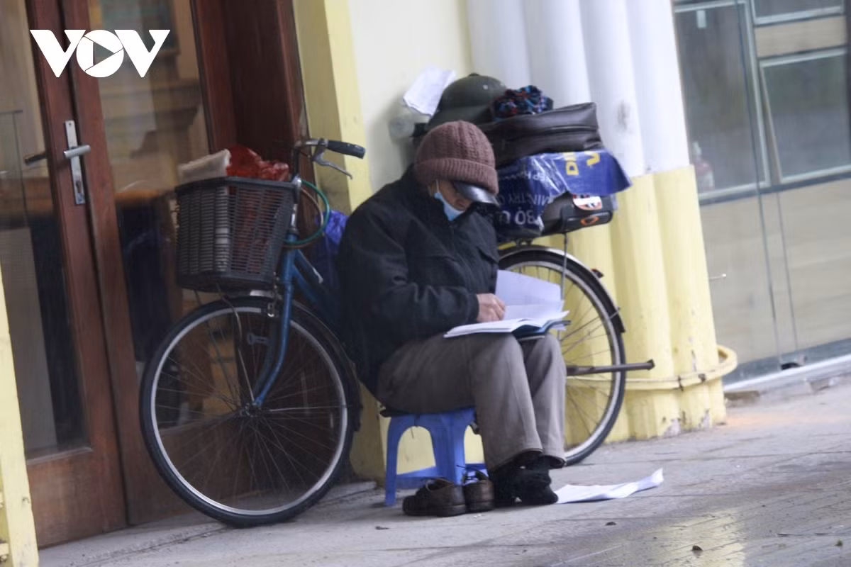 Meteorological experts recommend that people on the street keep their bodies warm to avoid flu, as well as eating enough nutrients and protein. However, this can sometimes be hard for people such as outdoor workers.