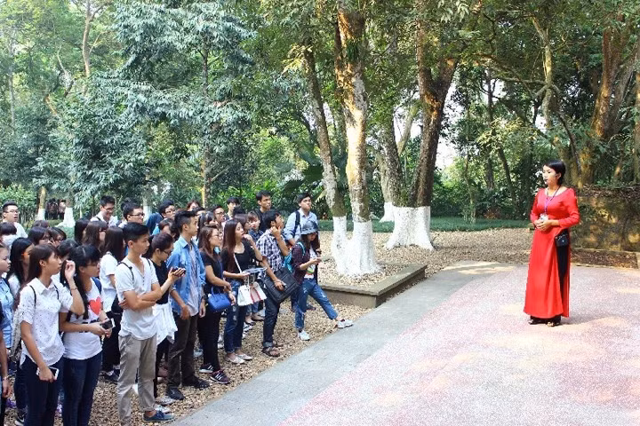 &nbsp;Students tour the K9 relic site. (Photo: nhandan.com.vn)