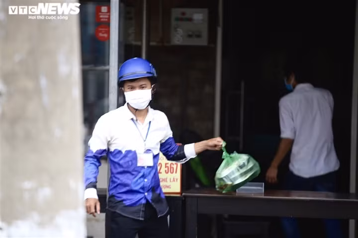 Southern localities resume operation as authorities ease COVID-19 restrictions ảnh 8 Both sellers and buyers maintain a safe two-metre distance to prevent the potential spread of the COVID-19 pandemic.