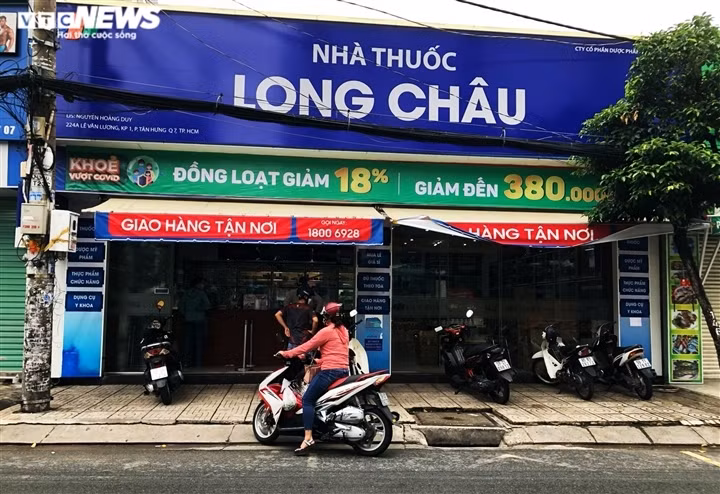 Southern localities resume operation as authorities ease COVID-19 restrictions ảnh 3 Local people follow the Health Ministry’s 5K message at a drug store located on Le Van Luong street, with the majority of buyers fully vaccinated against the COVID-19 pandemic.