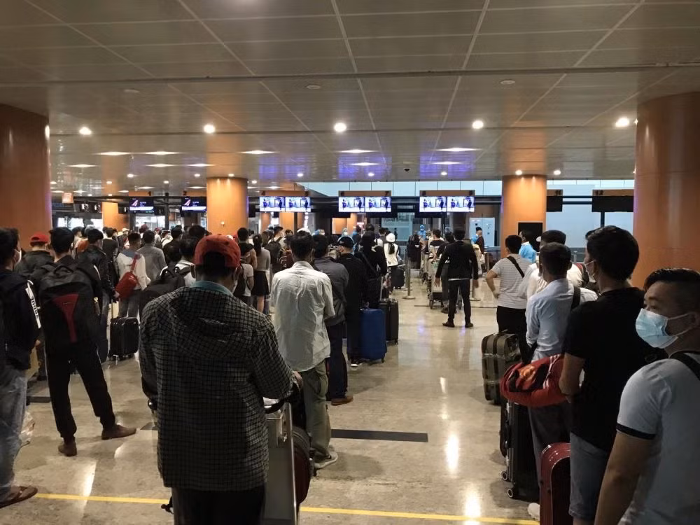 Vietnamese citizens in Myanmar line up for check-ins before boarding the plane for home. (Photo credit: Vietnamese Embassy in Myanmar)