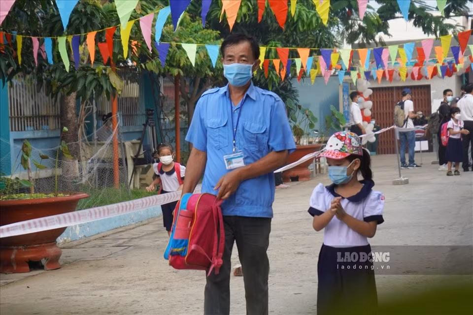 As many as 107 first and second grade pupils head back to school on October 20. They are arranged in different lines to enter the school in order to avoid the spread of the SARS-CoV-2 virus.