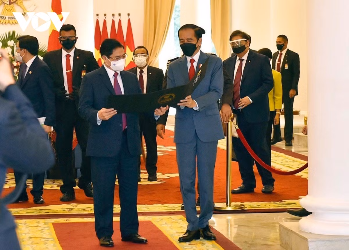 They agree that parties concerned should fully implement East Sea-related agreements in line with international law.