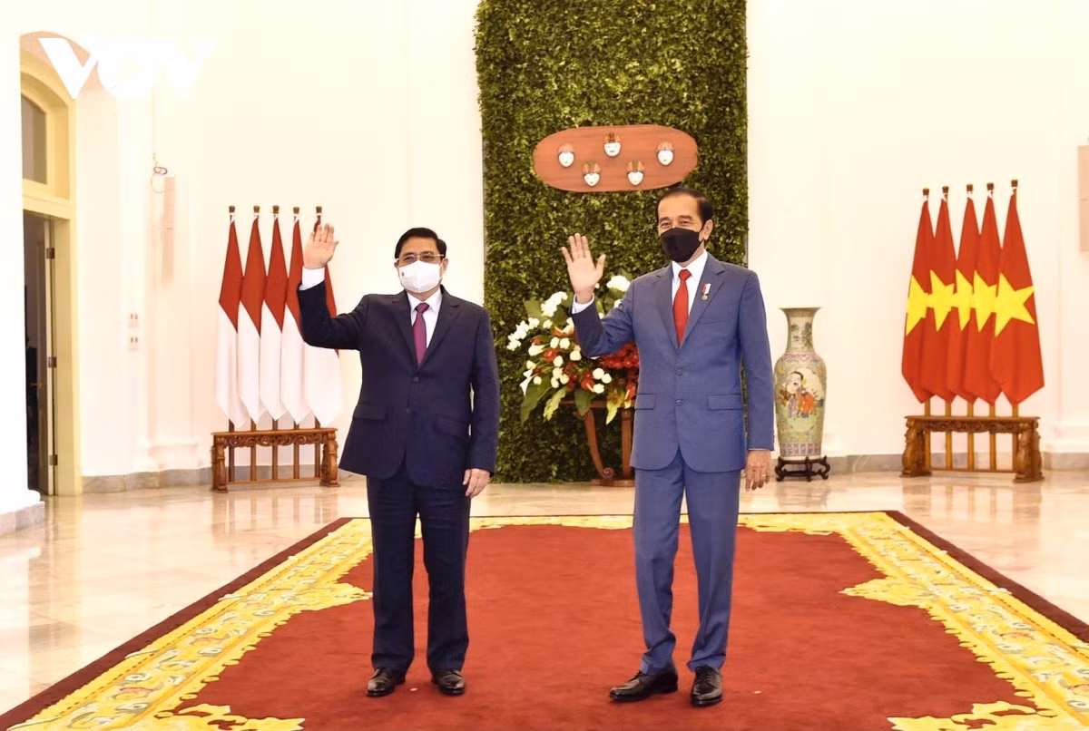 Indonesia President Joko Widodo (R) welcomes PM Pham Minh Chinh to Indonesia for the ASEAN summit.