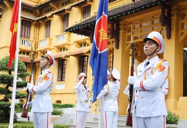 An ASEAN flag-raising ceremony in Hanoi (File photo: VNA)