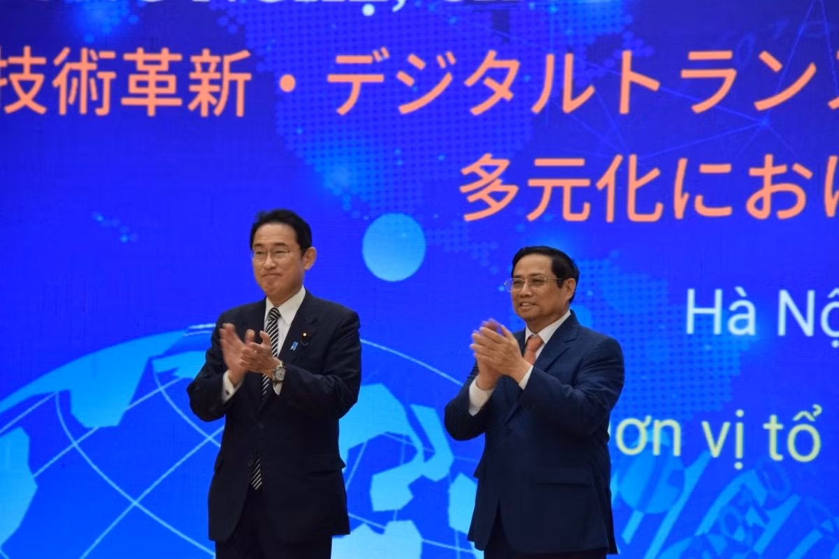 PM Pham Minh Chinh (R) and Fumios Kishida attend a Vietnam - Japan cooperation workshop in Hanoi.
