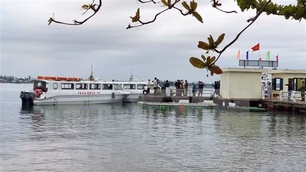 Rescue forces are continuing to search for the missing in the boat accident at Cua Dai, Quang Nam (Photo: VNA)&nbsp;