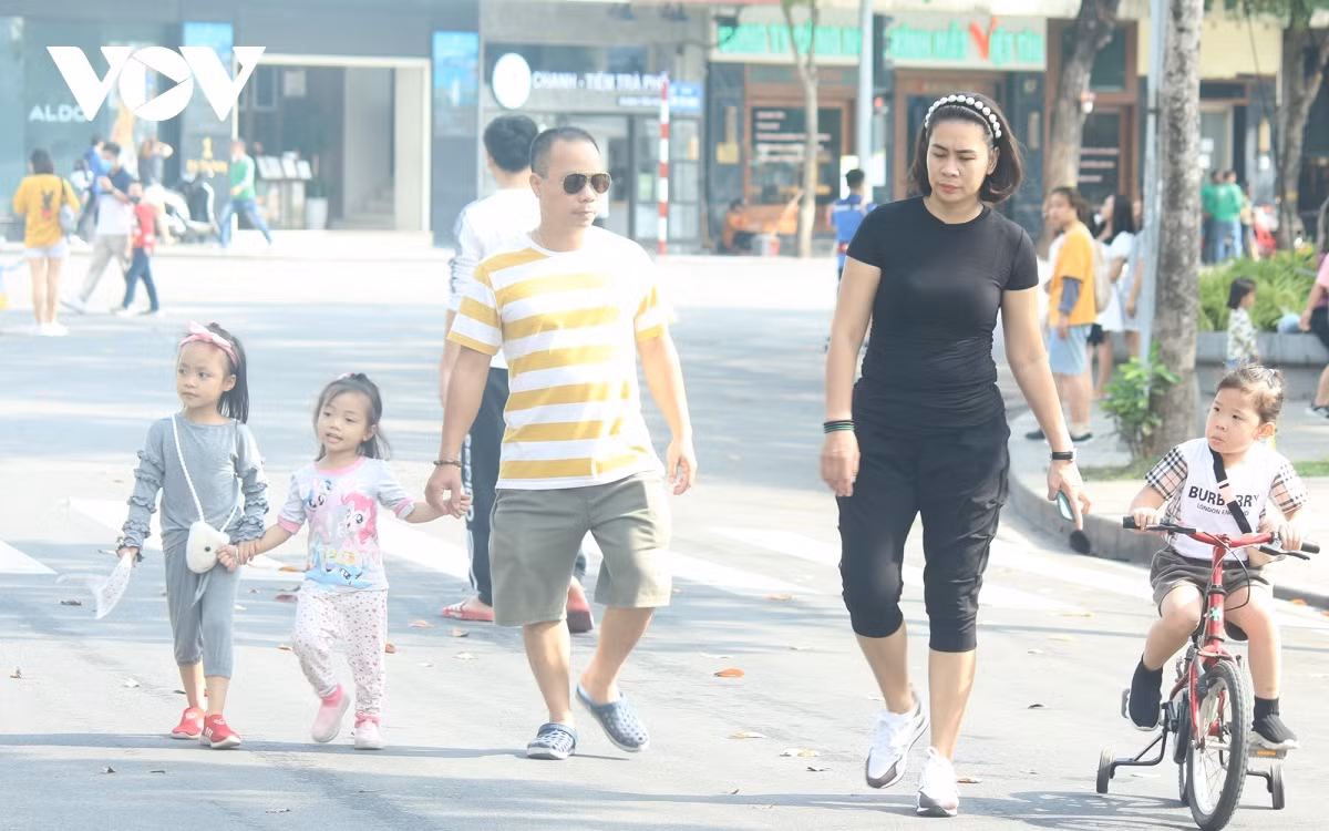 Many people in big cities go out without wearing face masks - one of the effective measures to protect them from virus infection in public places.