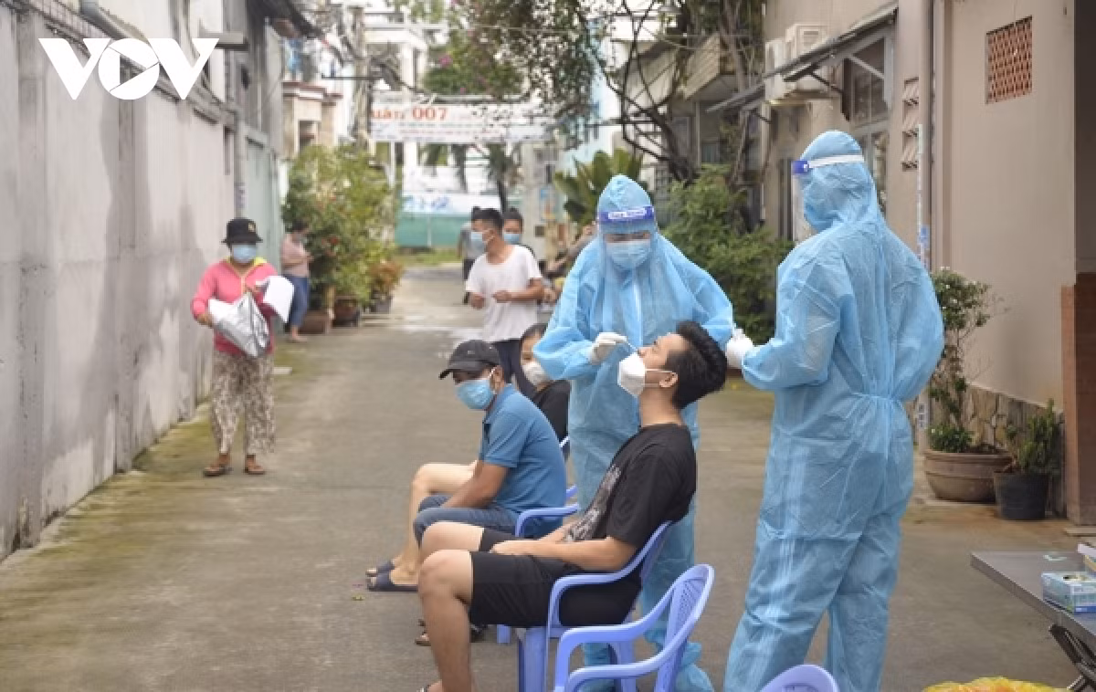 HCM City looks towards new normal after September 30 ảnh 1 Testing is a key COVID-19 prevention and control measure in HCM CIty.