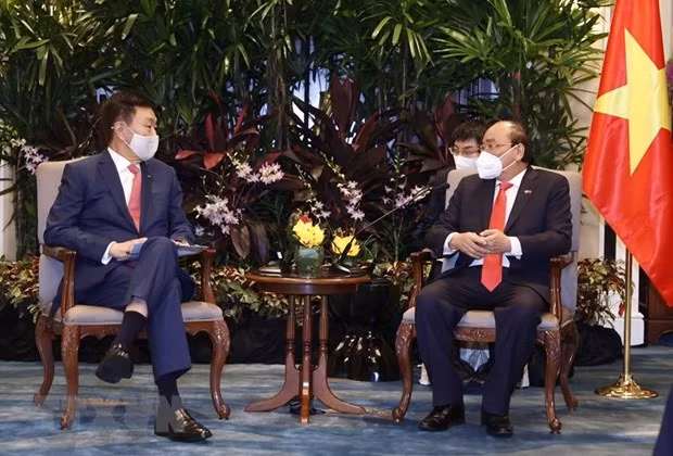 President Phuc: Vietnam encourages investment in sustainable development ảnh 2 President Nguyen Xuan Phuc received Loh Chin Hua, CEO of Keppel Group. (Photo: VNA)