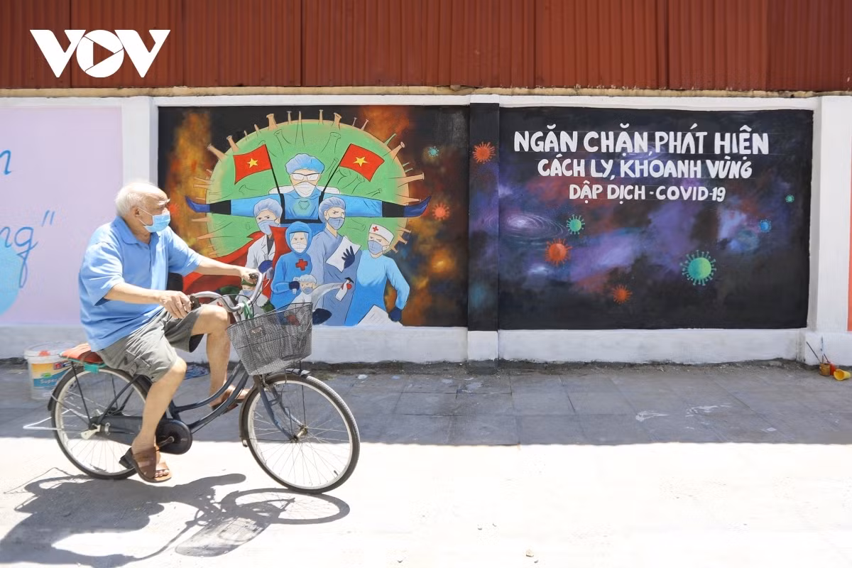 Hanoi mural street features paintings showing COVID-19 fight ảnh 10