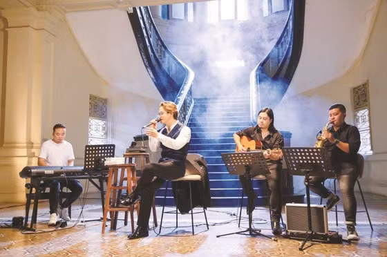 Singer Ha Anh Tuan recently announced his upcoming album and concert on a livestream. (Photo: courtesy of sggp.org.vn)