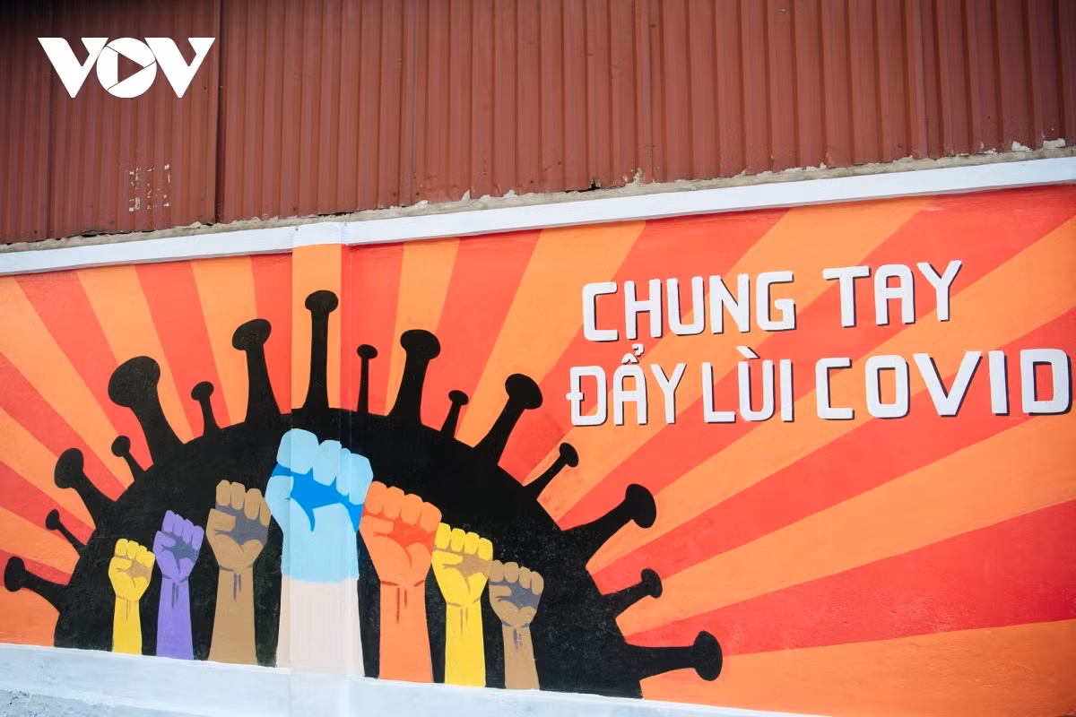 Hanoi mural street features paintings showing COVID-19 fight ảnh 6
