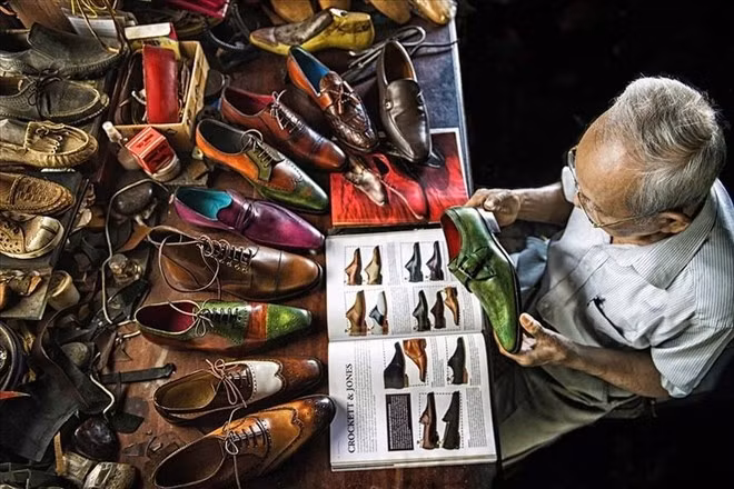 A photo entitled “90-year-old shoemaker” taken by Viet Van wins a bag medal&nbsp;during the PX3 Paris Photography Prize 2021.