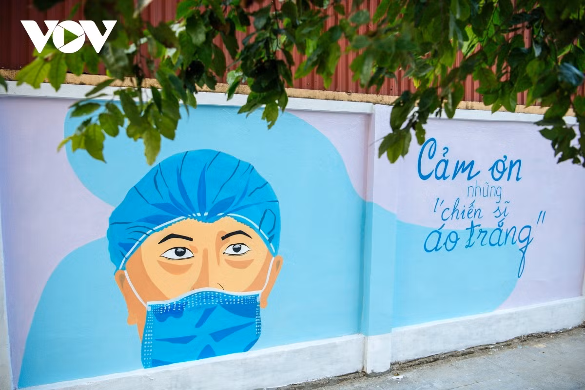 Hanoi mural street features paintings showing COVID-19 fight ảnh 11