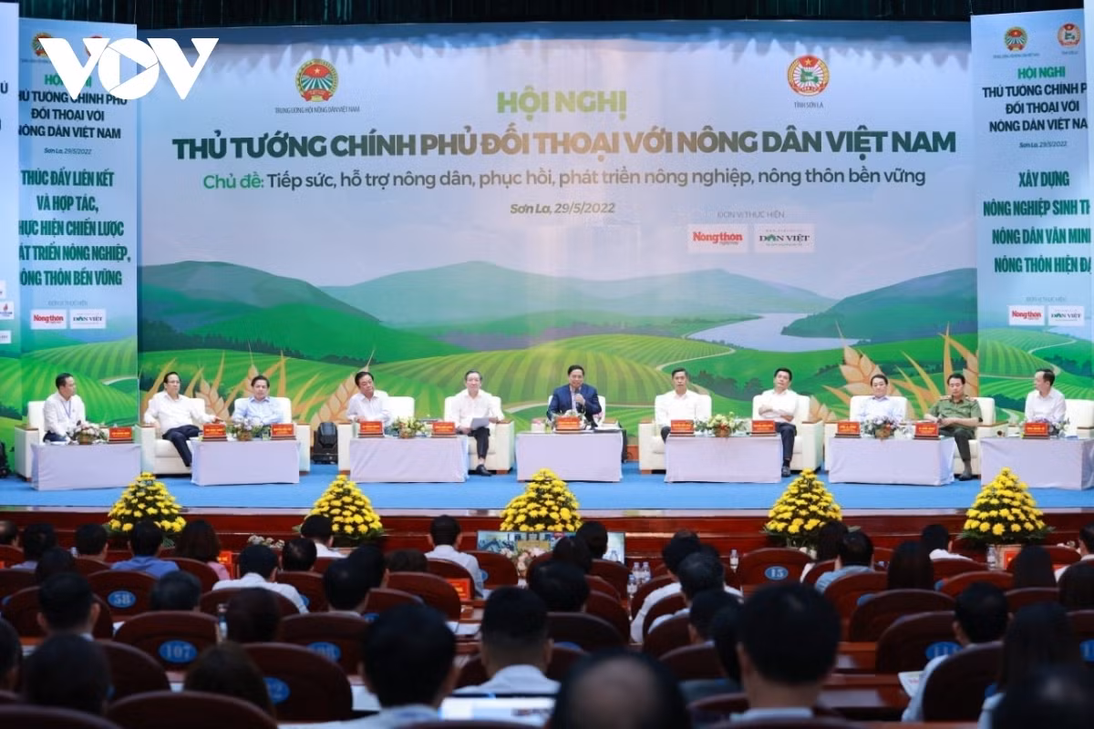 PM Pham Minh Chinh holds dialogue with farmers to address their concerns.