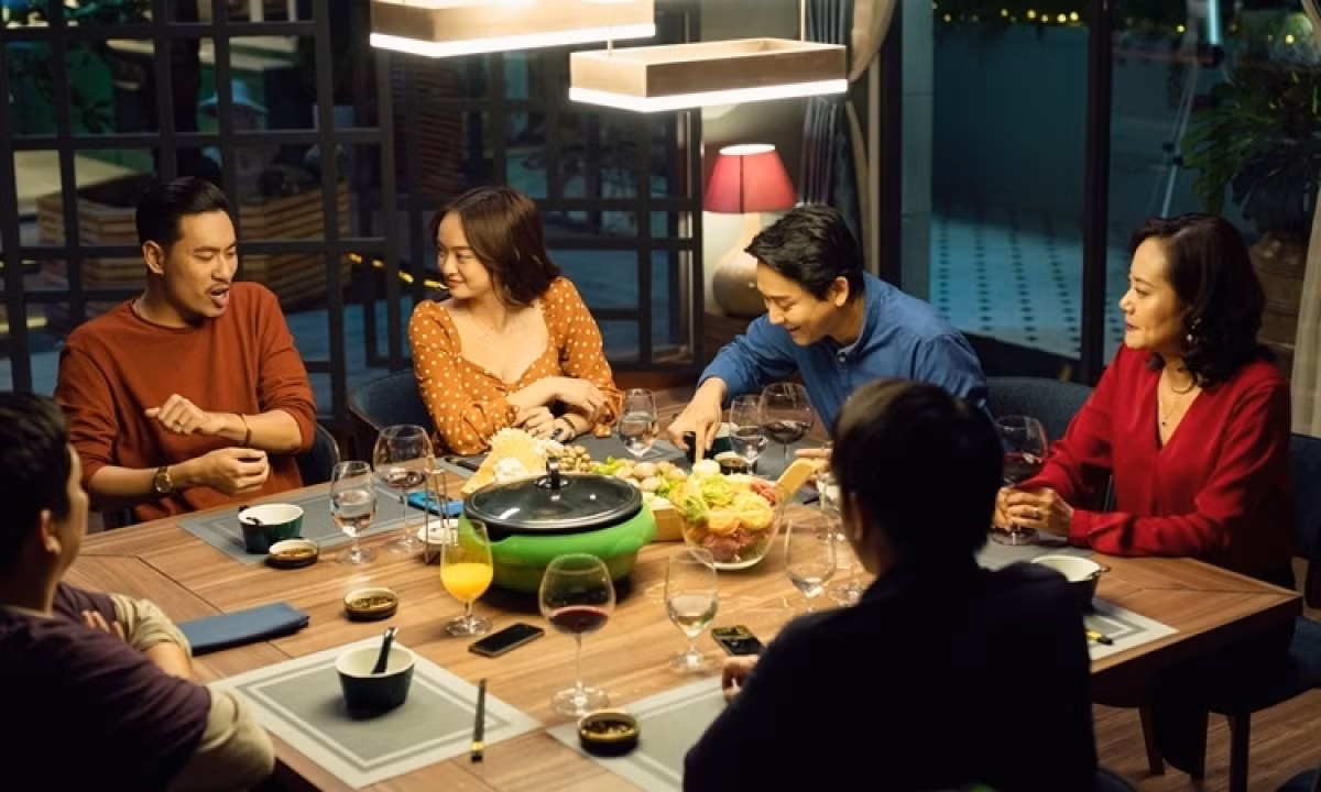 A scene in "Tiệc trăng máu" (Blood Moon Party) by director Nguyen Quang Dung and film producer Phan Gia Nhat Linh is introduced to audiences in late October, 2020