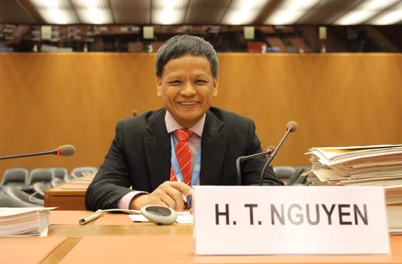 Ambassador, Assoc. Prof. &amp; Dr. Nguyen Hong Thao, an expert on international law, states that China's Four-Sha claim represents new wine in an old bottle. (Photo: VNA)