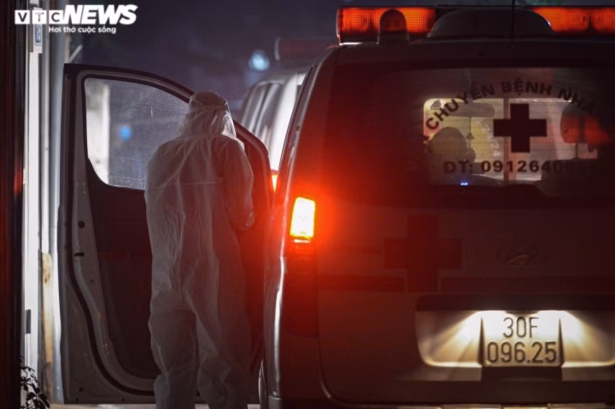At 0:15 a.m on January 4, an ambulance arrives at the scene.