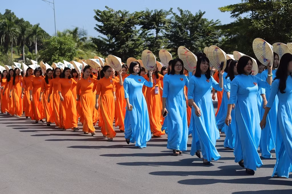 Over 2,000 women take part in a street parade in Ha Long city proudly wearing an Ao Dai.