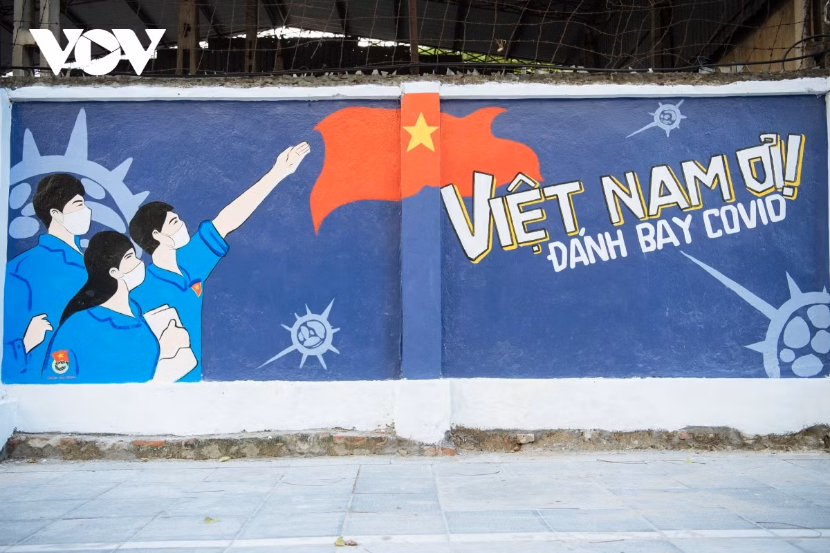 Hanoi mural street features paintings showing COVID-19 fight ảnh 14