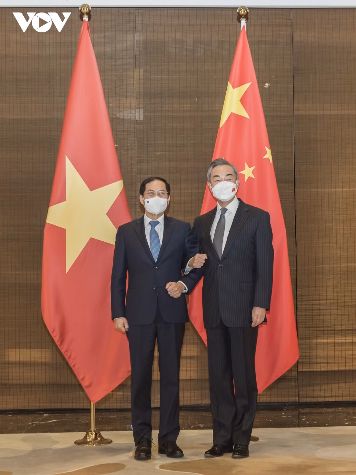 China donates 500,000 more COVID-19 vaccine doses to Vietnam ảnh 2 The two FMs agree that Vietnam and China will fully and effectively implement the Declaration on the Conduct of Parties in the East Sea (DOC).