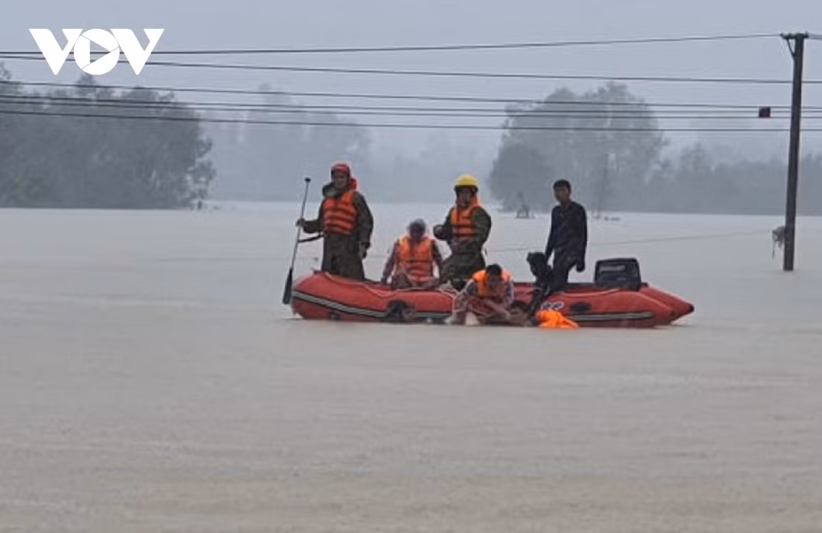 Government chief orders sustained efforts to respond to floods, seventh storm ảnh 1