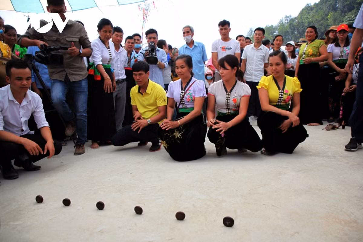 Then Kin Pang festival in northwestern region excites crowds ảnh 10 Ethnic people enjoy participating in folk games.