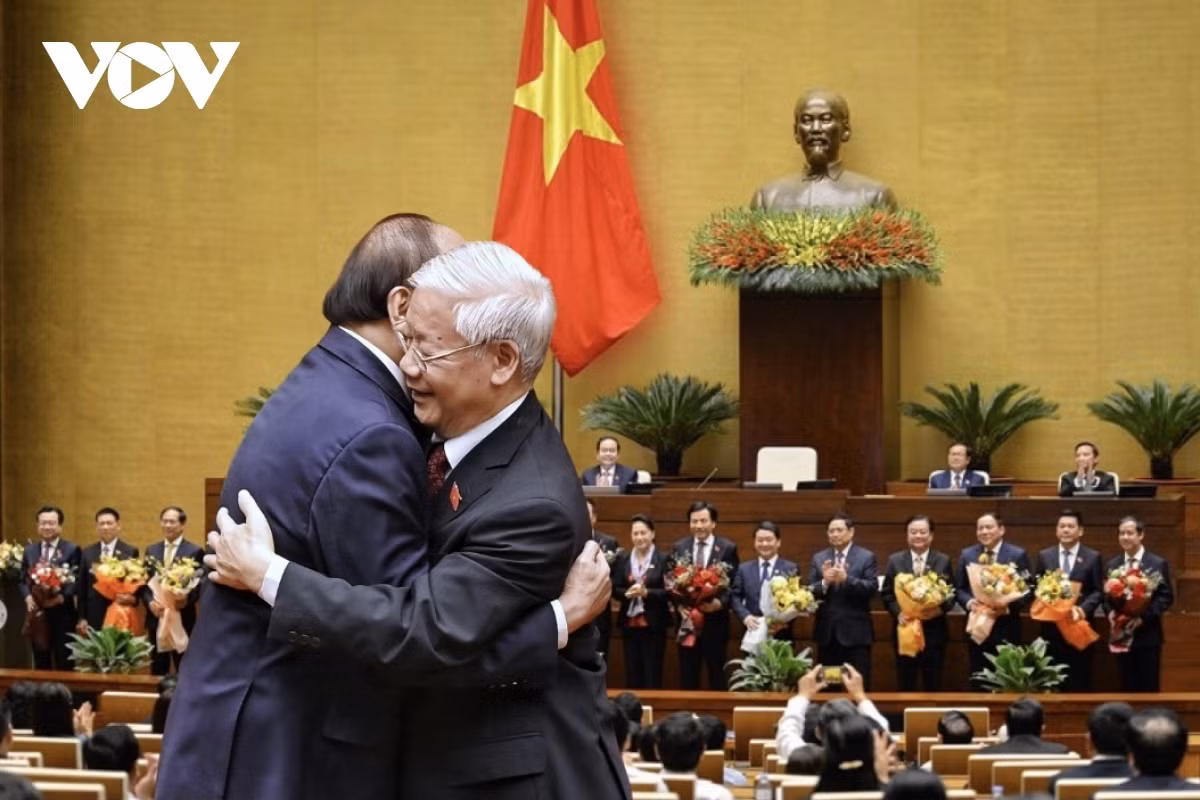 Party General Secretary nguyen Phu Trong transfers his State President post to newly elected President Nguyen Xuan Phuc, believing the successor will fulfil his duty thanks to experience he has acquired as Prime Minister.
