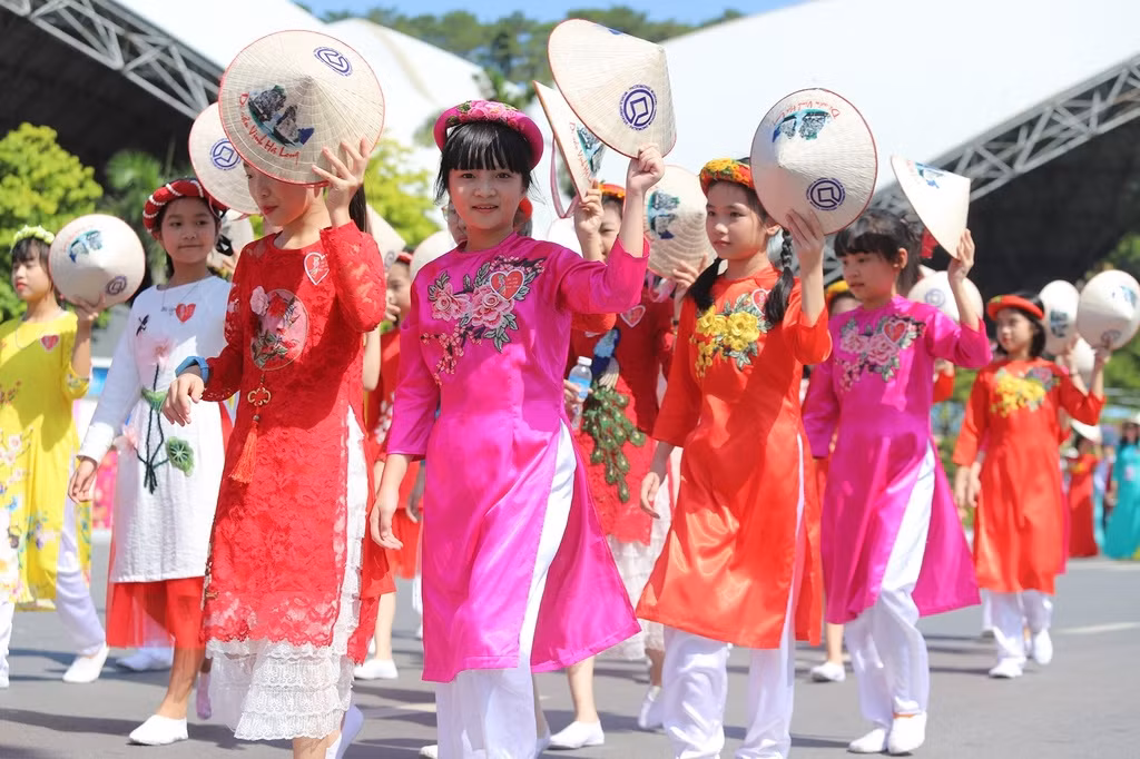 Students appear wearing Ao Dai and Non La, a type of conical hat.