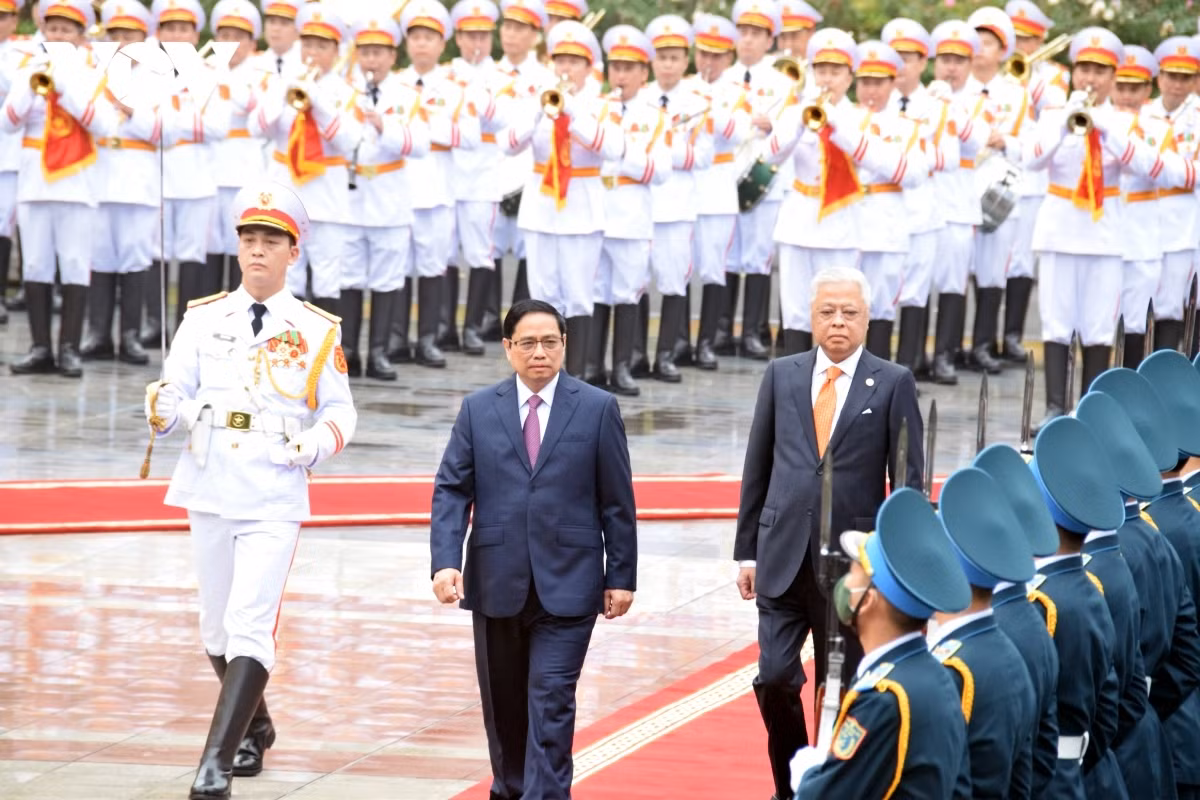 The two leaders review the guard of honour.