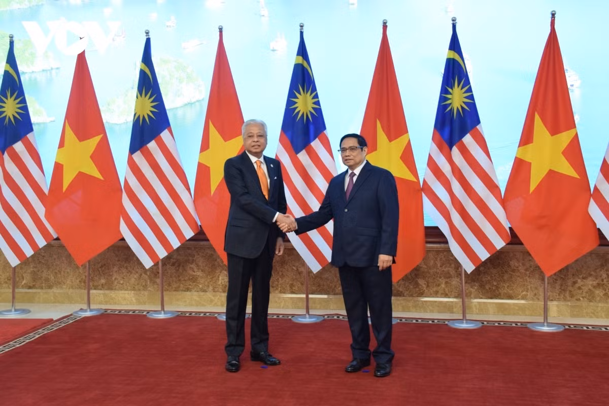 Following the welcome ceremony the pair hold talks and witness the signing of cooperation documents between the two countries.