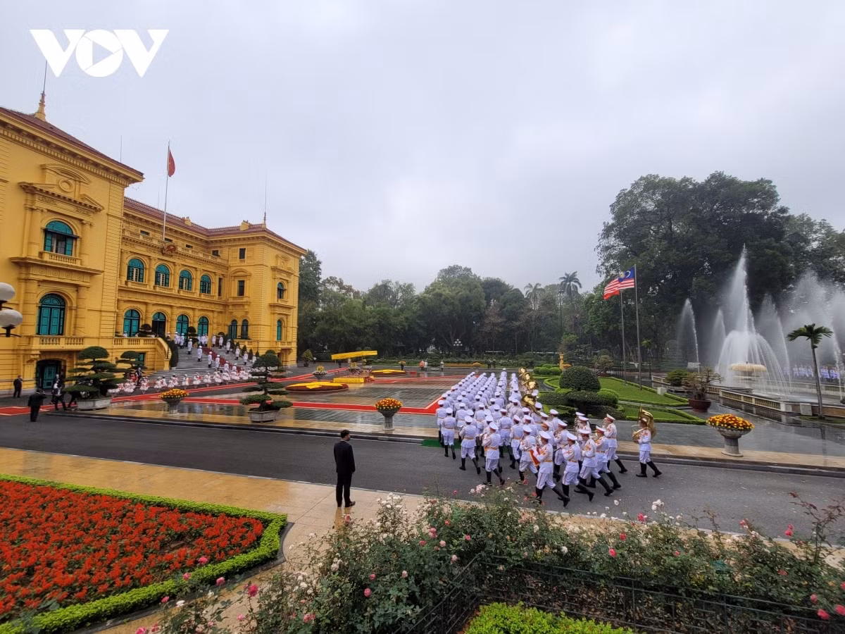 Malaysian PM Yaakob and his high-ranking delegation arrive at Noi Bai International Airport in Hanoi on March 20,&nbsp; starting a two-day official visit to Vietnam at the invitation of PM Pham Minh Chinh.