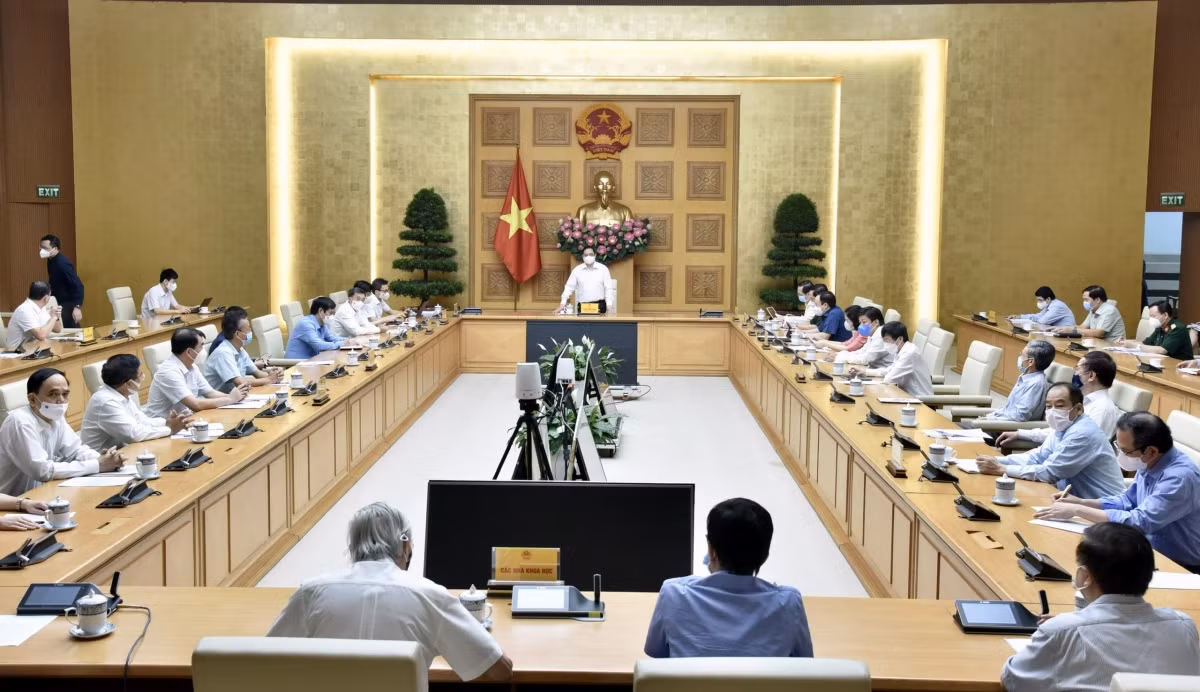 PM Pham Minh Chinh meets with local vaccine manufacturers