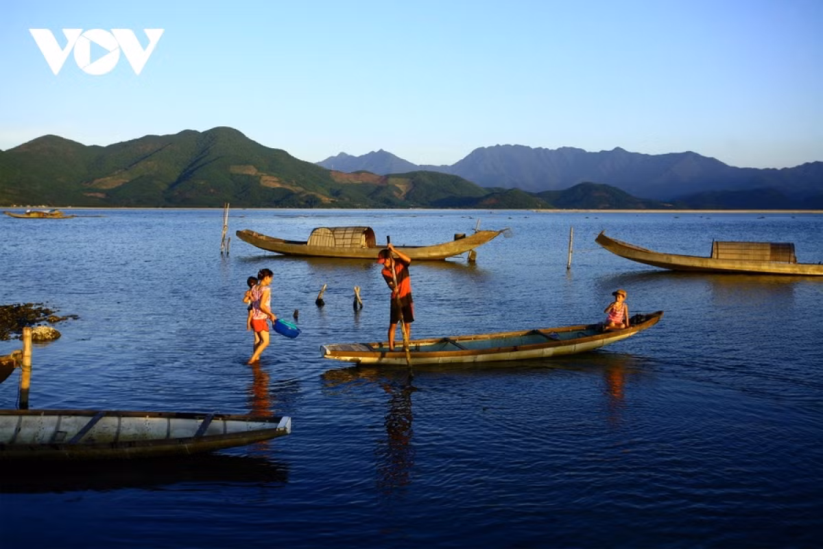Local people often go fishing at night. Entire families often go together and boats look like floating homes at night.