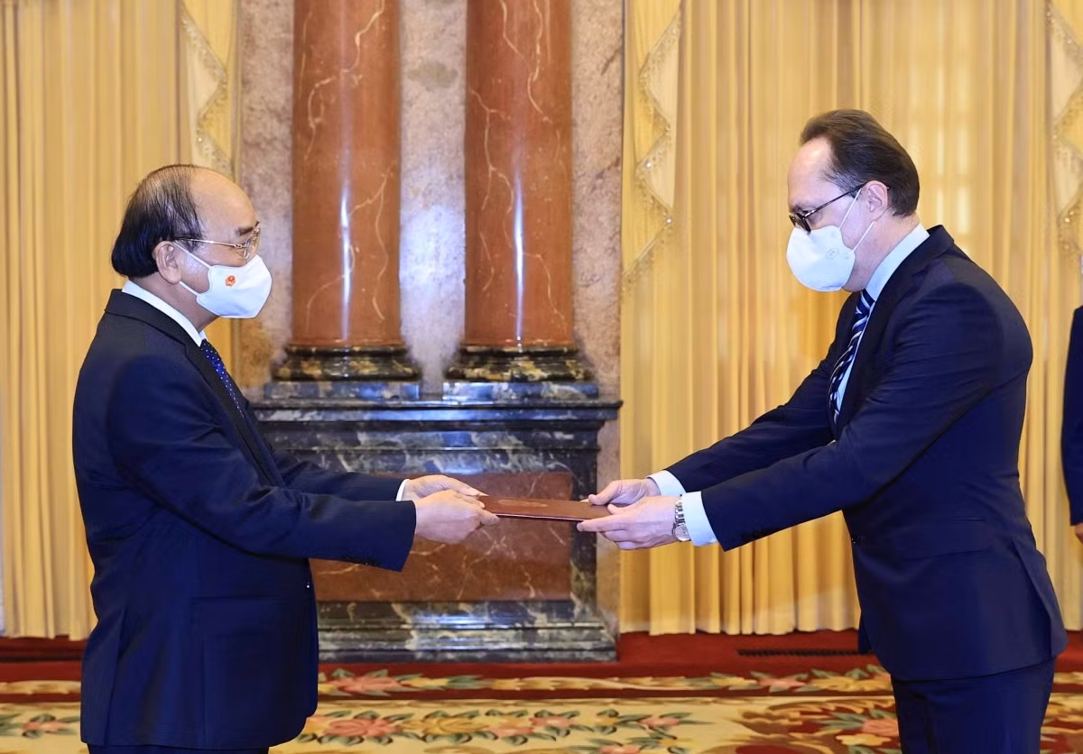 Russian ambassador Gennady Bezdetko presents his credentials to President Nguyen Xuan Phuc