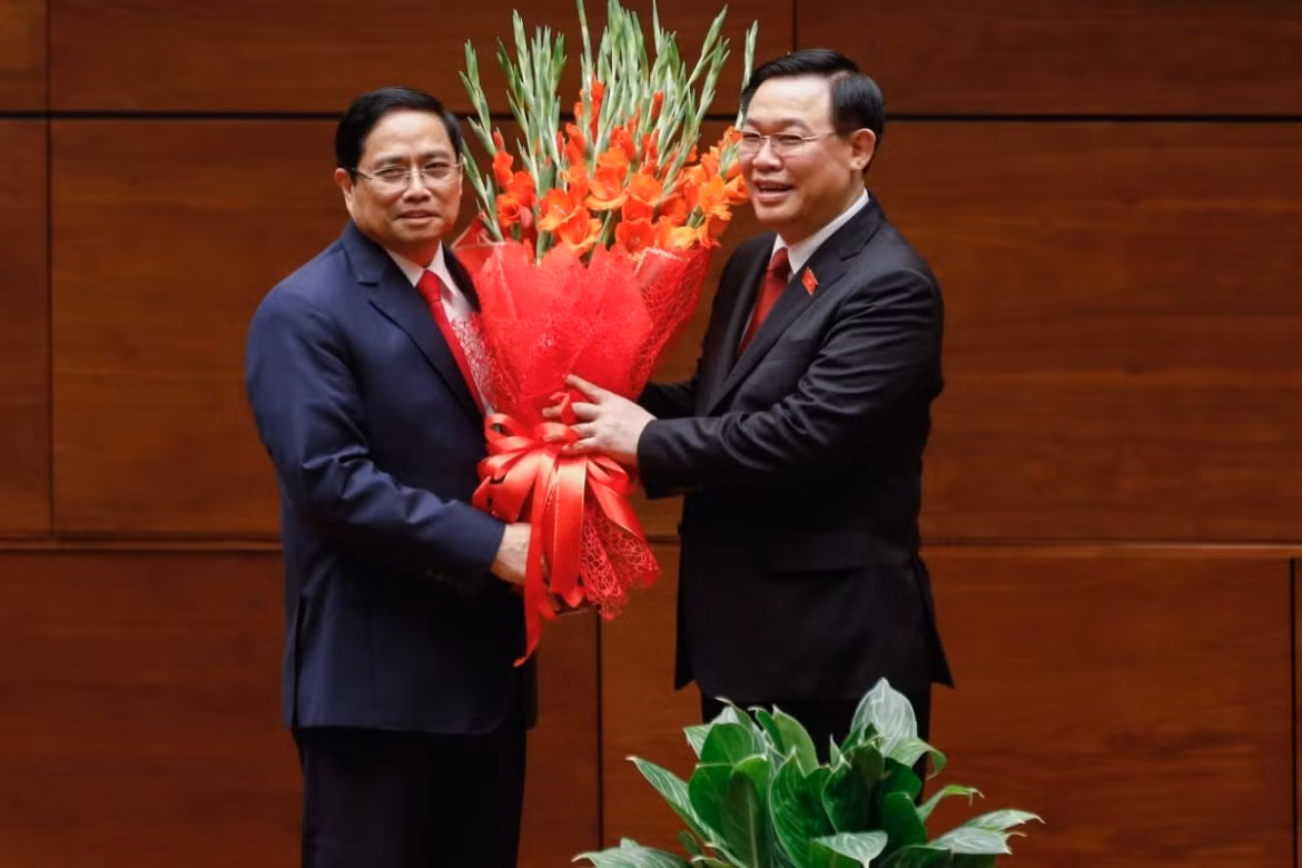 NA Chairman Vuong Dinh Hue (R) congratulates Pham Minh Chinh on his election as new PM.
