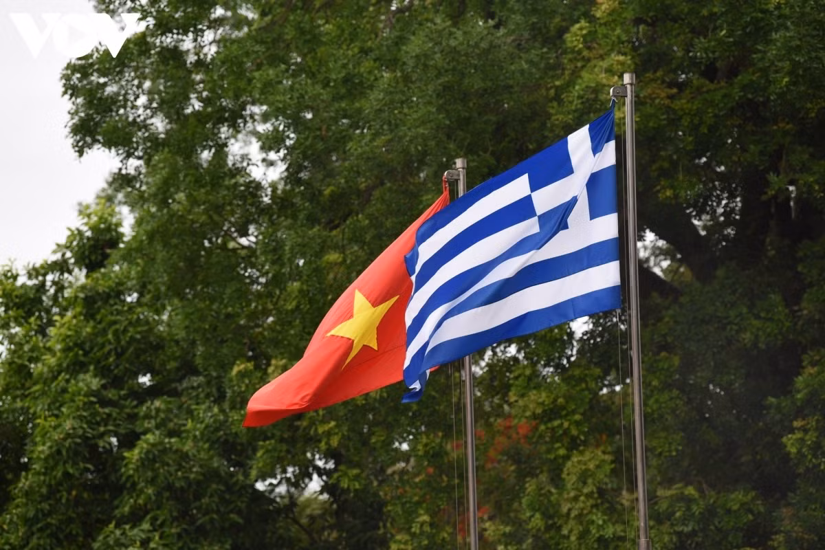 Greek President receives warm welcome in Vietnam ảnh 2 Vietnam and Greece established diplomatic relations in 1975. Over the past 47 years, the relationship between the two countries has seen positive development. During the recent COVID-19 outbreak, Greece donated 250,000 doses of the AstraZeneca vaccine to Vietnam’s pandemic fight. Last year’s two-way trade turnover reached more than US$446 million, up 33% over 2020.