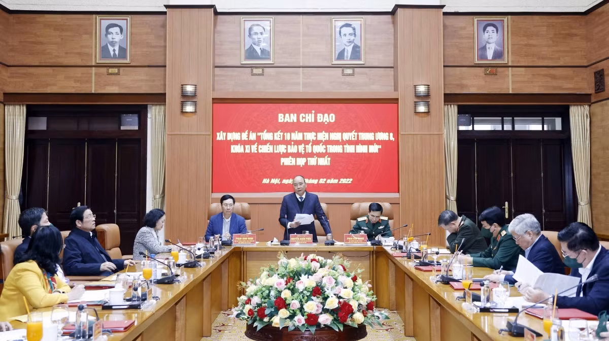 State President Nguyen Xuan Phuc (standing) chairs the first meeting of the Steering Committee for formulating a masterplan aimed at reviewing a decade of implementing the Party’s Resolution on National Defense Strategy in the New Context.
