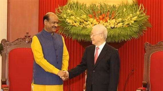 Party leader nguyen Phu Trong (R) welcomes Indian Lower House Speaker Om Birla. (Photo: VNA)