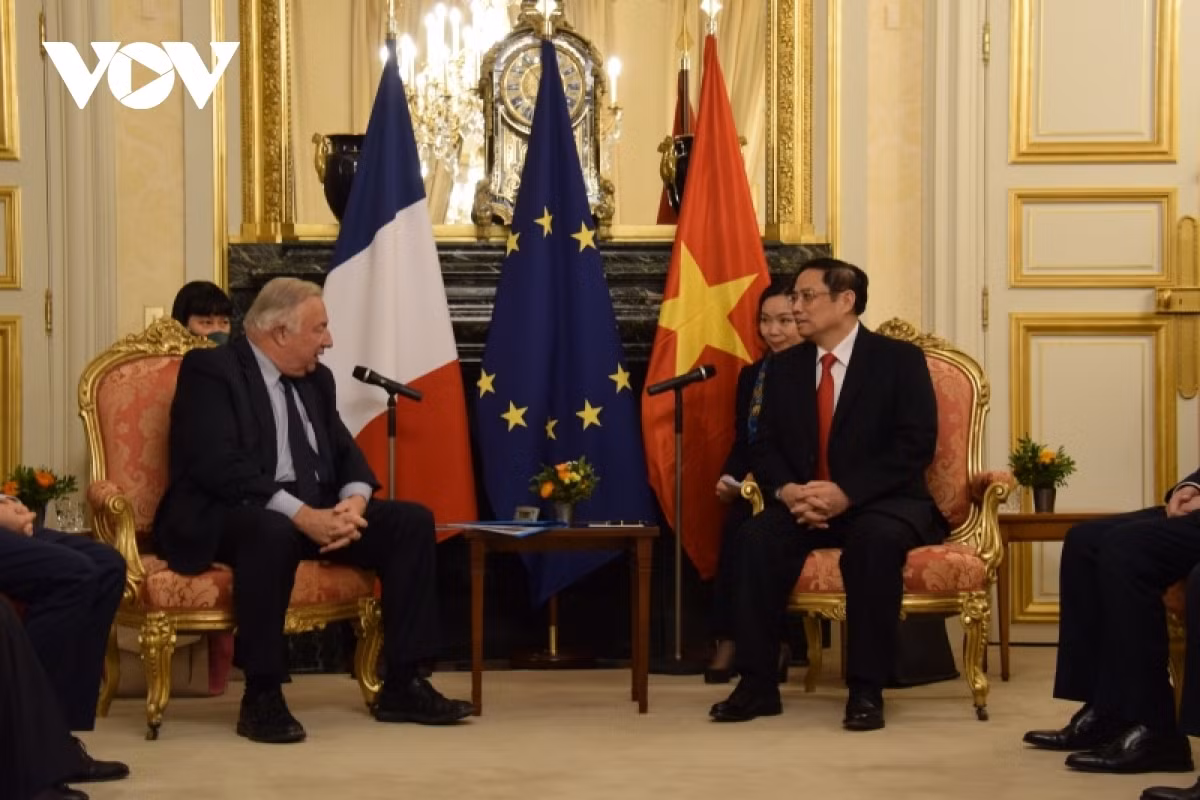 PM Chinh (R) meets with&nbsp;President of the French Senate Gerard Larcher.