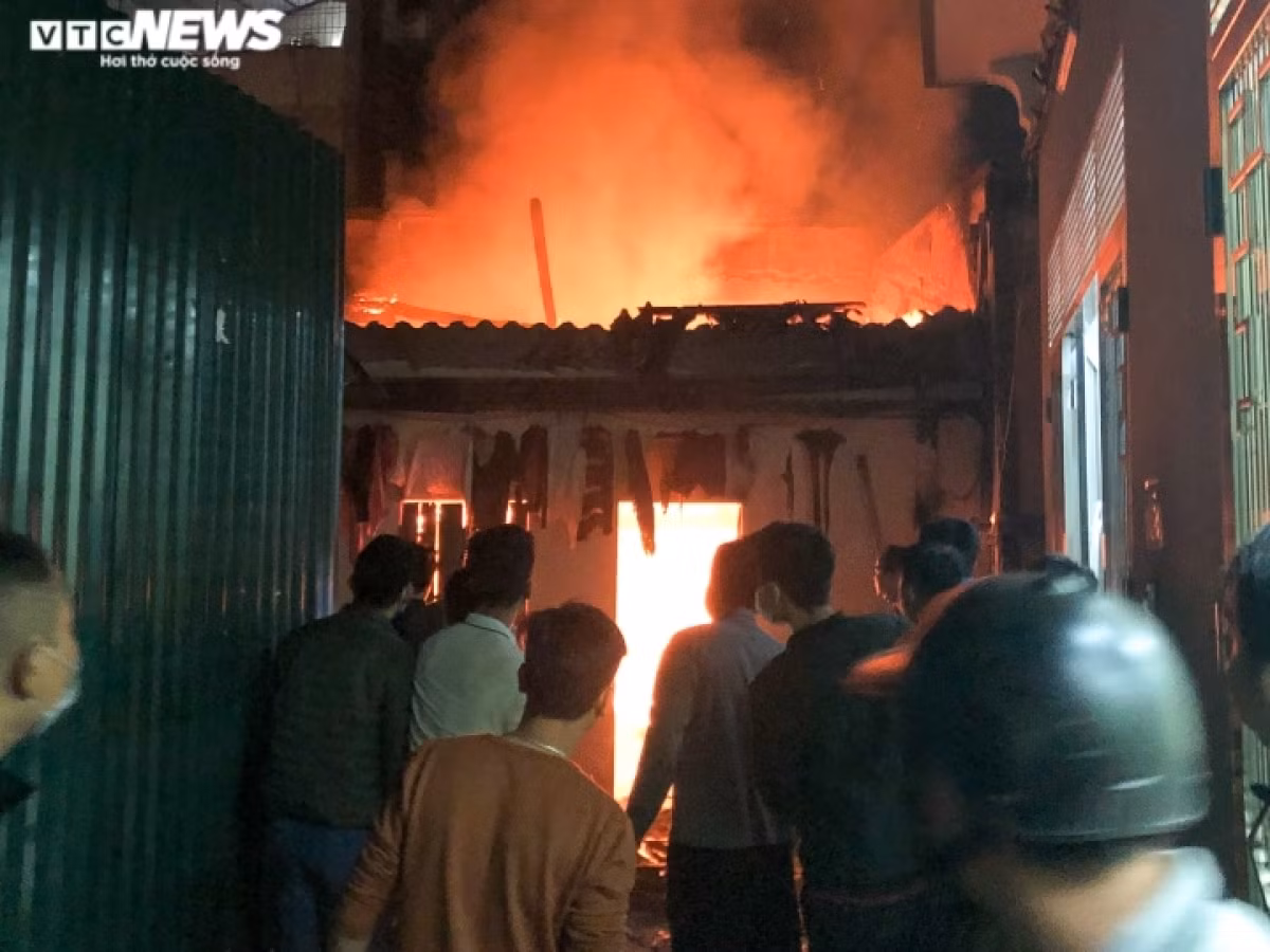 According to the initial information from the scene, the tragic accident occurred at around 21:30 p.m. at the couple’s rented house in Hoang Mai district.