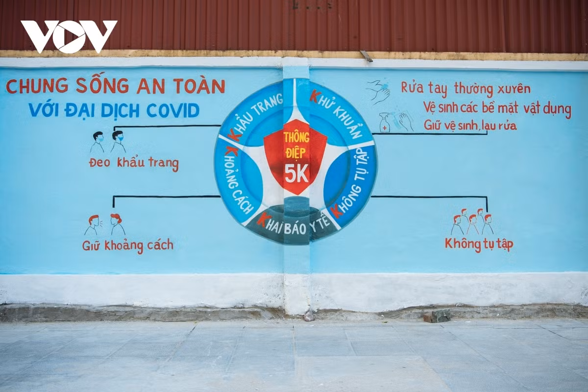 The Health Ministry’s 5K message comprises of khau trang (face masks), khu khuan (disinfection), khoang cach (distancing), khong tu tap (no gatherings), and khai bao y te (health declarations).