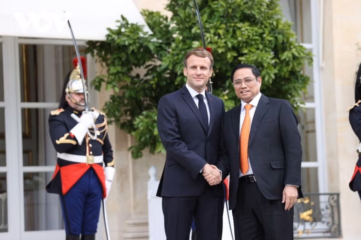 President Emmanuel Macron (L) welcomes Prime Minister Pham Minh Chinh in Paris.