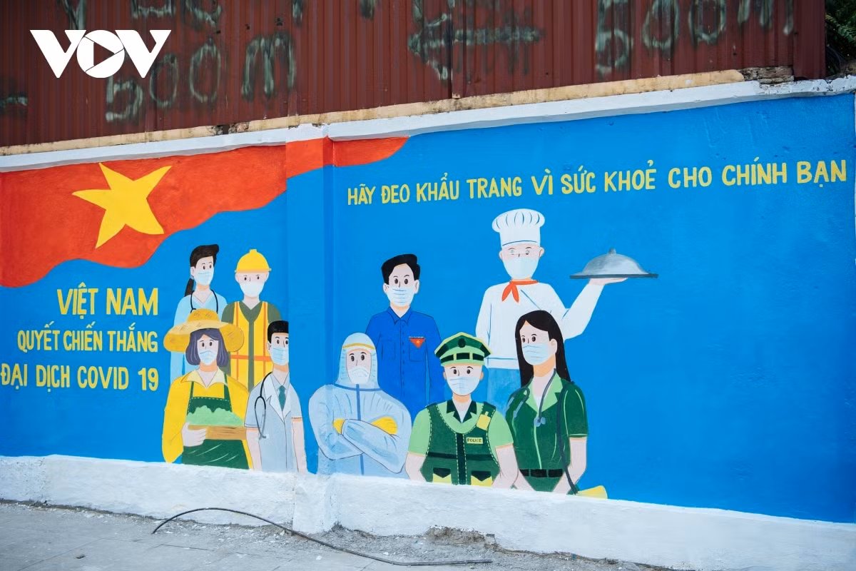 Hanoi mural street features paintings showing COVID-19 fight ảnh 13