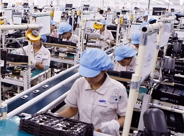 RoK businesses are keen to invest in electronic product manufacturing in Vietnam. (Illustrative image).