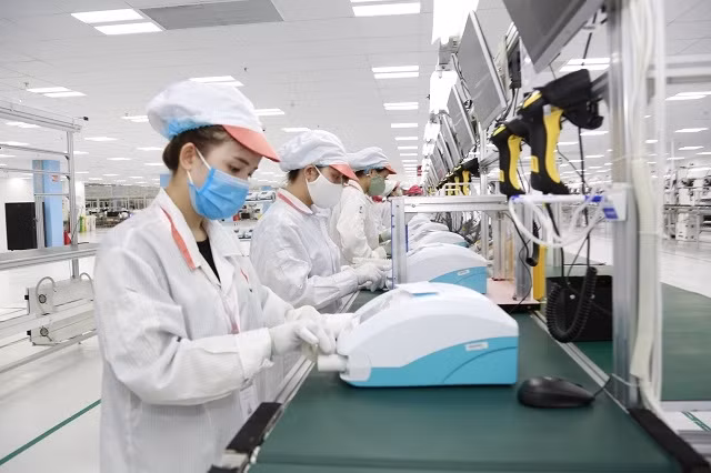 Producing components in Hoa Lac Hi-tech Park (Photo: Economic and&nbsp;Urban newspaper)