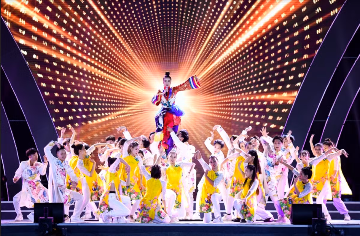 The highlight of the event is a 100-metre-wide stage which is considered to be the largest throughout Thanh Hoa province.