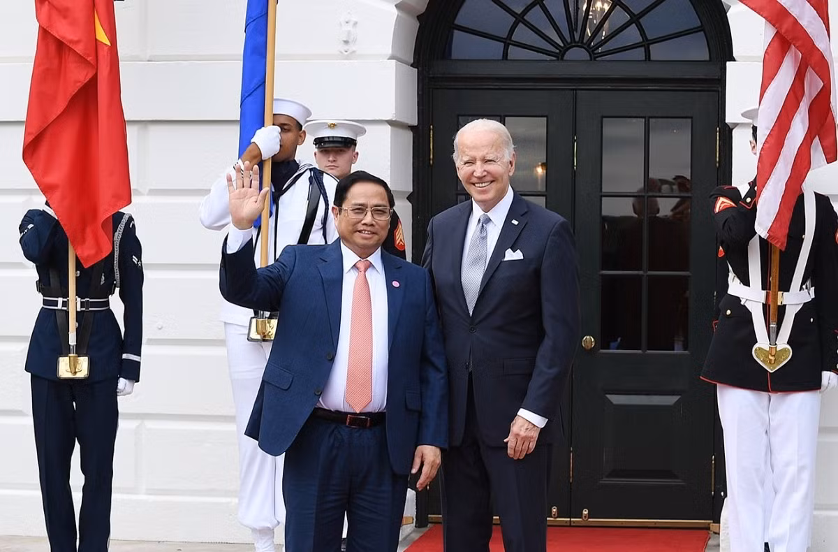 During their meeting in Washington D.C. on the evening of May 12,&nbsp;President Biden (R) and PM Chinh exchange views on&nbsp; bilateral ties, as well as regional and international issues of shared concern. As part of this occasion, PM Chinh respectfully conveys the invitations of Party General Secretary Nguyen Phu Trong and State President Nguyen Xuan Phuc for President Biden to visit Vietnam in the near future.